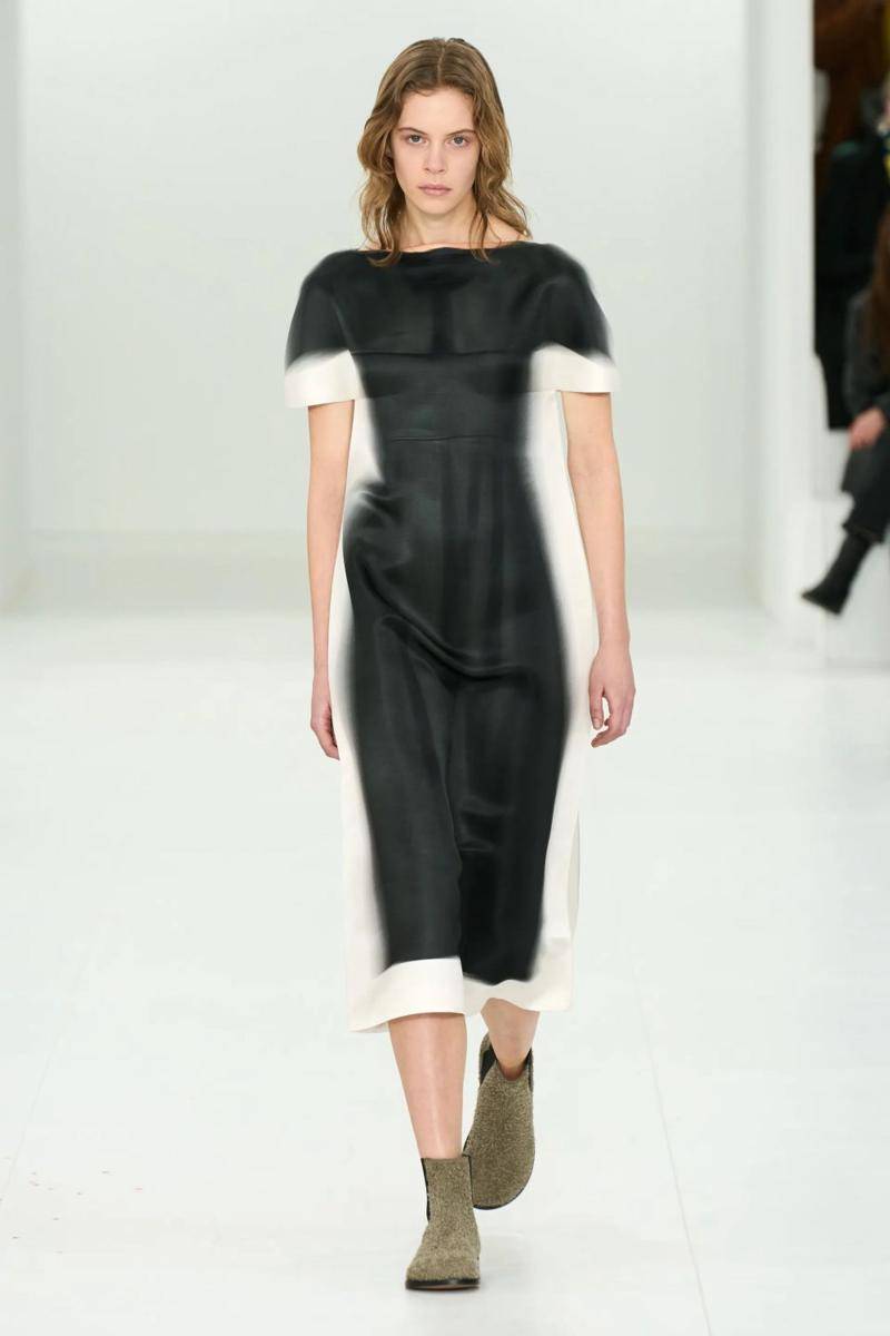Koleksi Busana LOEWE di Paris Fashion Week 2023 (dok. Paris Fashion Week)