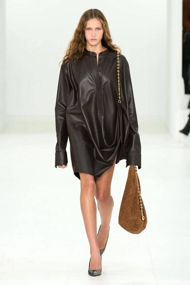 Koleksi Busana LOEWE di Paris Fashion Week 2023 (dok. Paris Fashion Week)
