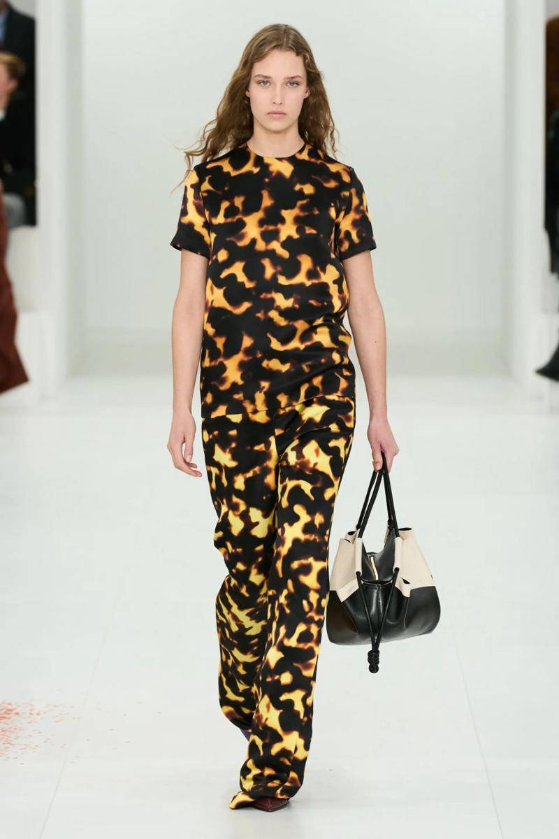 Koleksi Busana LOEWE di Paris Fashion Week 2023 (dok. Paris Fashion Week)