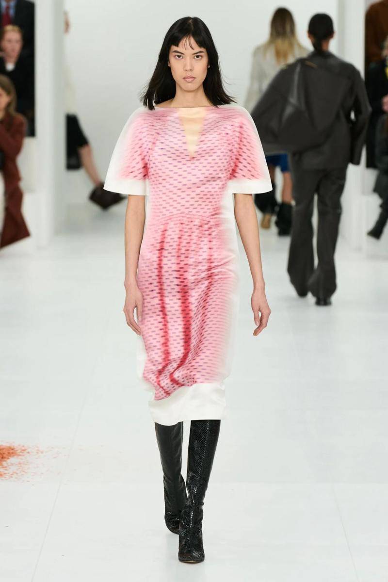 Koleksi Busana LOEWE di Paris Fashion Week 2023 (dok. Paris Fashion Week)