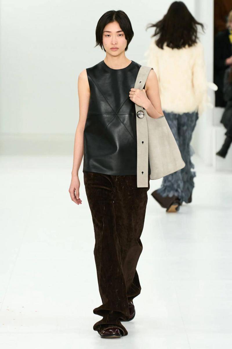 Koleksi Busana LOEWE di Paris Fashion Week 2023 (dok. Paris Fashion Week)