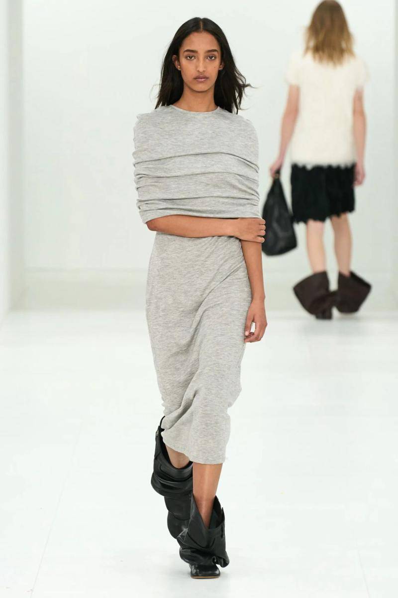 Koleksi Busana LOEWE di Paris Fashion Week 2023 (dok. Paris Fashion Week)