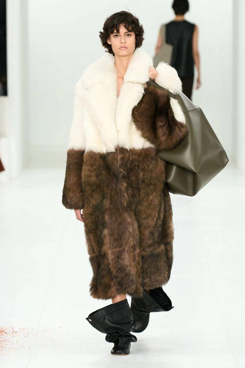 Koleksi Busana LOEWE di Paris Fashion Week 2023 (dok. Paris Fashion Week)