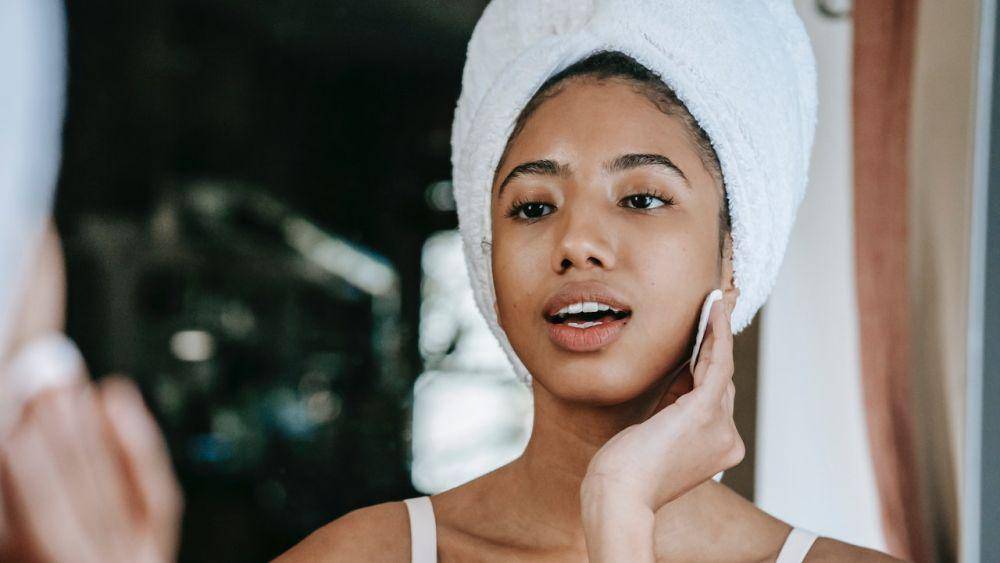 ilustrasi mengaplikasikan toner (pexels.com/Sora Shimazaki)