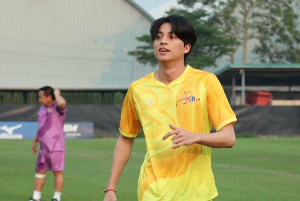 Gulf Kanawut dalam balutan jersey (twitter.com/@Gulfkanawutofc)