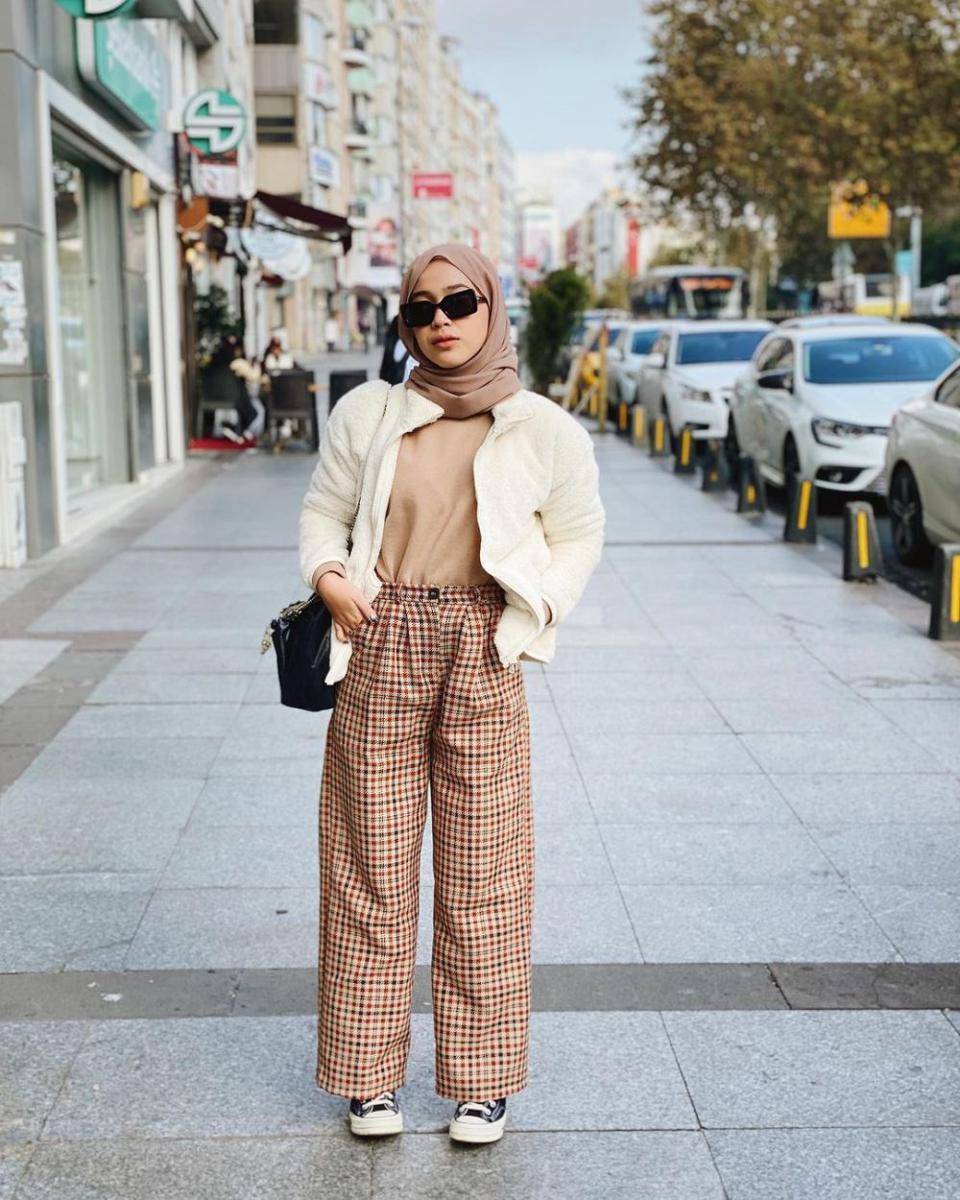 referensi OOTD traveling ke luar negeri ala Indy Ratna (instagram.com/indyratnap)