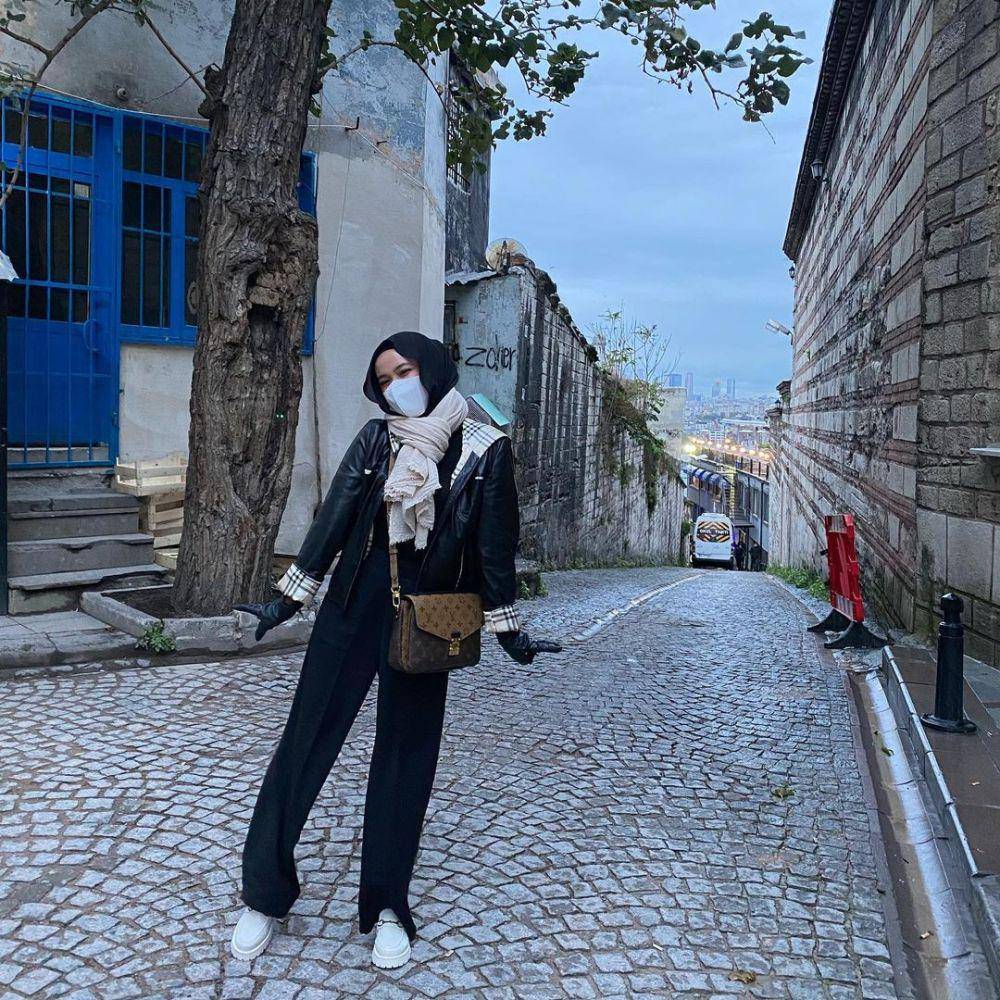 referensi OOTD traveling ke luar negeri ala Indy Ratna (instagram.com/indyratnap)