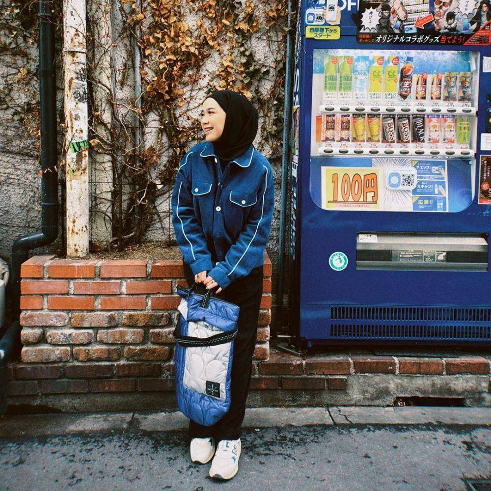 referensi OOTD traveling ke luar negeri ala Indy Ratna (instagram.com/indyratnap)