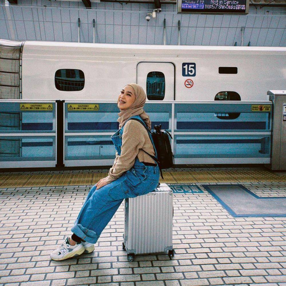 referensi OOTD traveling ke luar negeri ala Indy Ratna (instagram.com/indyratnap)