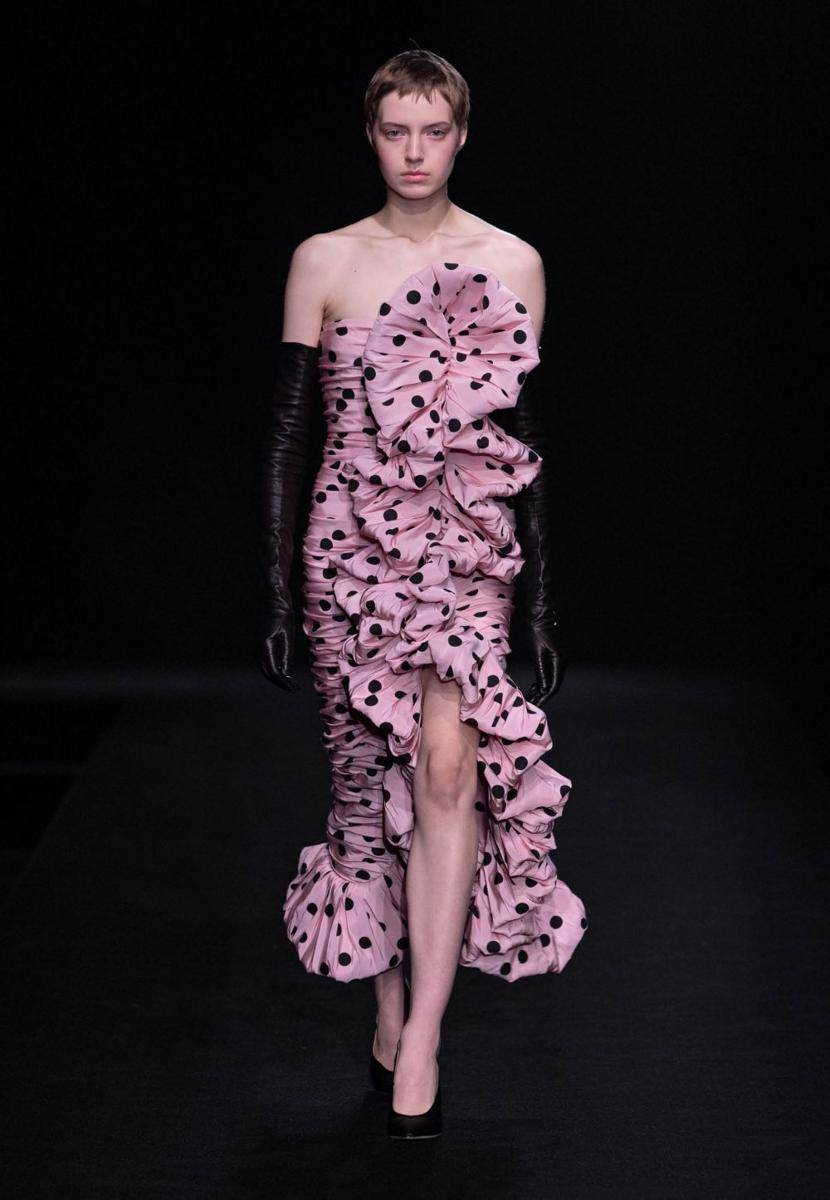 Koleksi Valentino Le Club Couture di Paris Fashion Week 2023 (fhcm.paris)