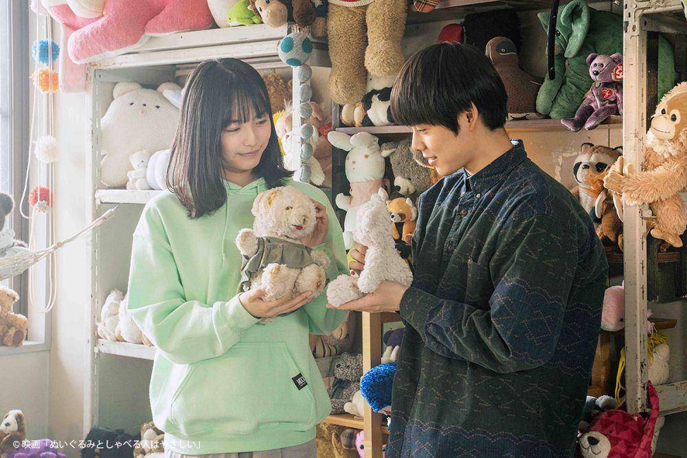 Kanata Hosoda dan Ren Komai di film People Who Talk to Plushies are Kind (dok. OAFF/People Who Talk to Plushies are Kind)