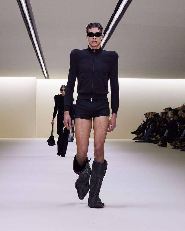 Koleksi Fashion Pria dari Balenciaga di Paris Fashion Week Fall/Winter 2023-2024 (Instagram.com/balenciaga)