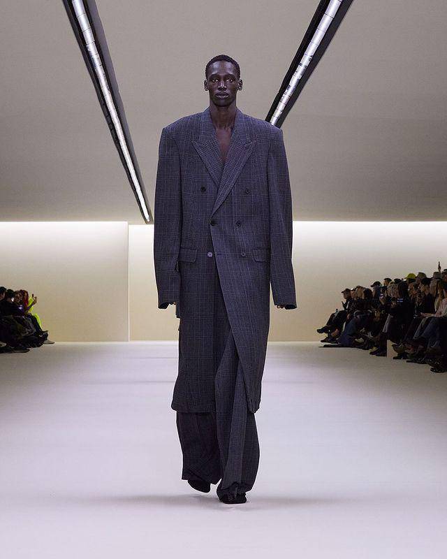 Koleksi Fashion Pria dari Balenciaga di Paris Fashion Week Fall/Winter 2023-2024 (Instagram.com/balenciaga)