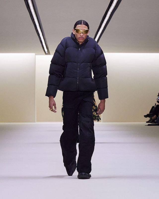 Koleksi Fashion Pria dari Balenciaga di Paris Fashion Week Fall/Winter 2023-2024 (Instagram.com/balenciaga)