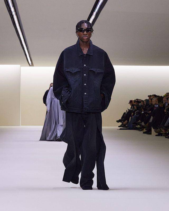 Koleksi Fashion Pria dari Balenciaga di Paris Fashion Week Fall/Winter 2023-2024 (Instagram.com/balenciaga)