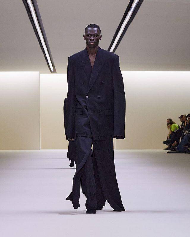 Koleksi Fashion Pria dari Balenciaga di Paris Fashion Week Fall/Winter 2023-2024 (Instagram.com/balenciaga)
