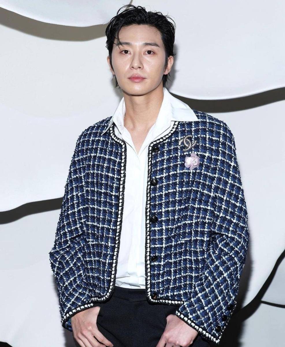 Park Seo Joon di Paris Fashion Week 2023 (instagram.com/harpersbazaarhk)