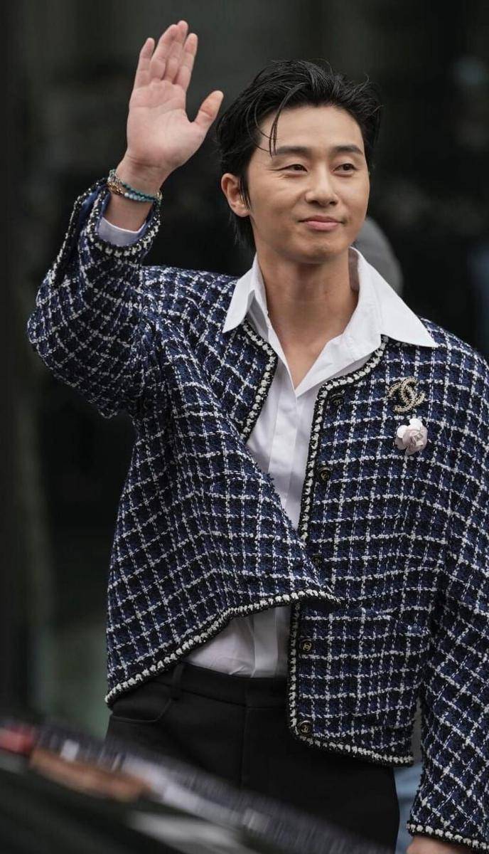 Park Seo Joon di Paris Fashion Week 2023 (twitter.com/allaboutpsj)