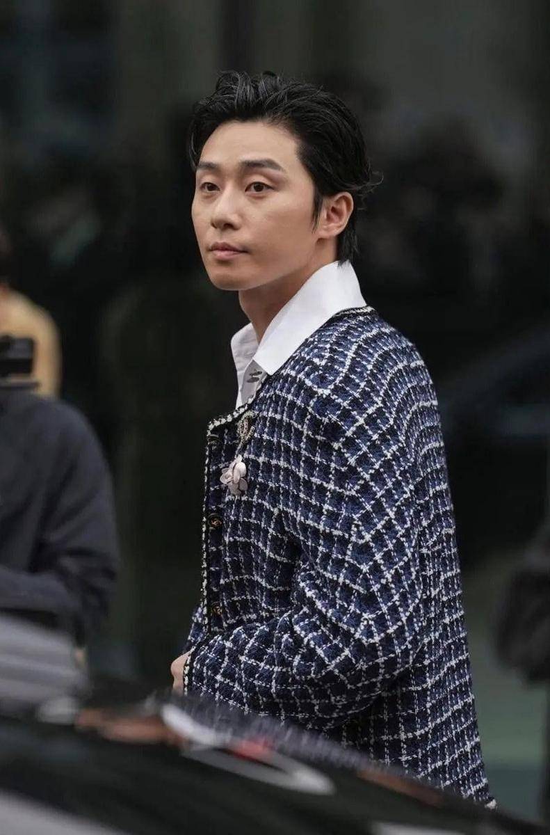 Park Seo Joon di Paris Fashion Week 2023 (twitter.com/allaboutpsj)