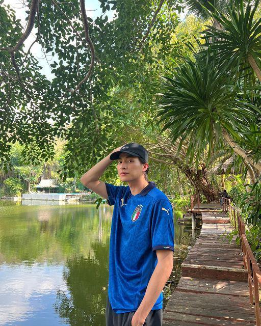 Gulf Kanawut dalam balutan jersey (instagram.com/@gulfkanawut)
