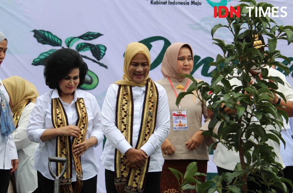 Kunjungi Lampung, Iriana Jokowi Tanam Pohon Alpukat di Mahan Agung