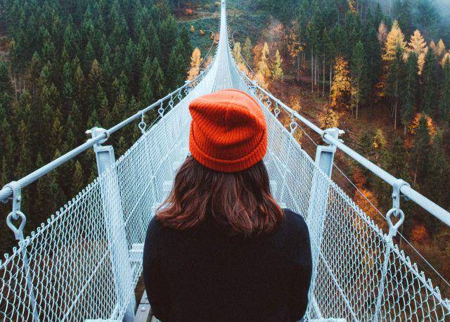 ilustrasi perempuan berdiri di tepi jembatan (unsplash.com/Michael Heuser)