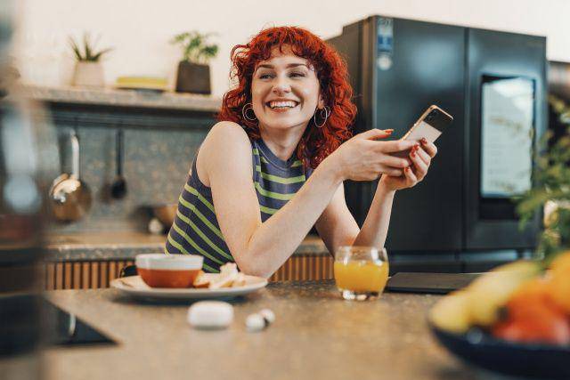gambar perempuan sedang tersenyum lebar (unsplash.com/Samsung UK)