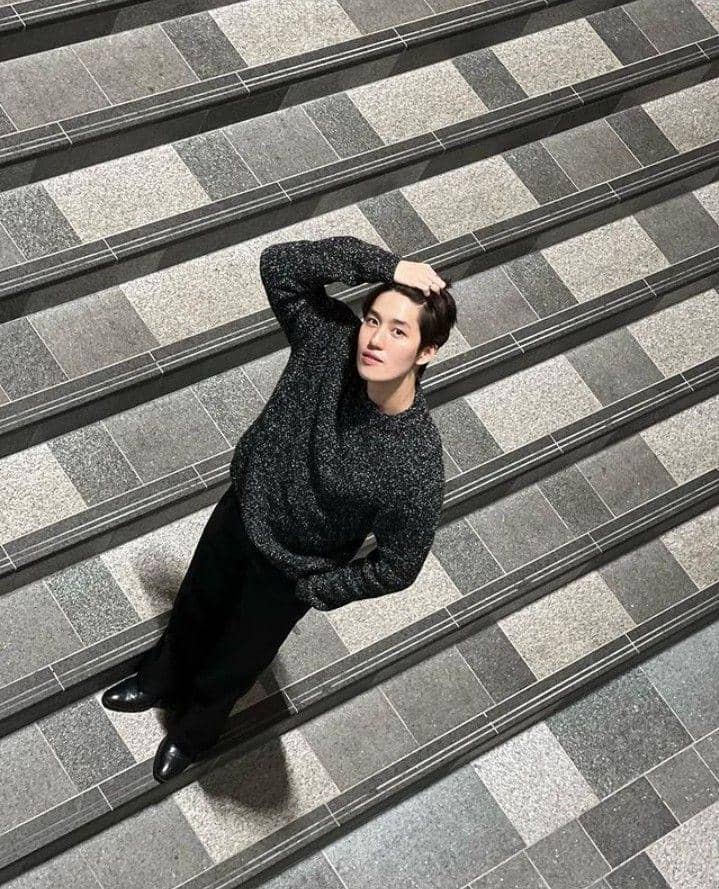 black outfit ala Lee Thanapob (instagram.com/thanapob_lee)