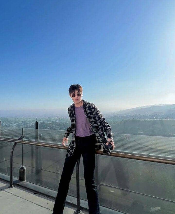 black outfit ala Lee Thanapob (instagram.com/thanapob_lee)