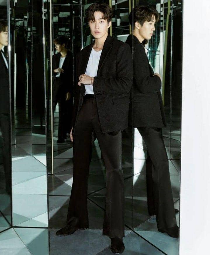 black outfit ala Lee Thanapob (instagram.com/thanapob_lee)