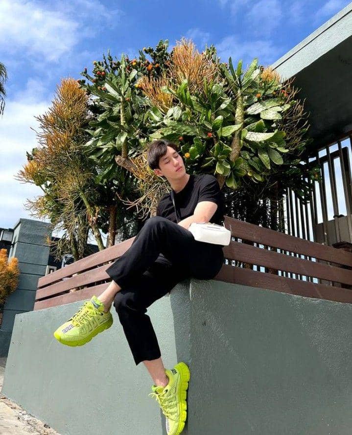 black outfit ala Lee Thanapob (instagram.com/thanapob_lee)