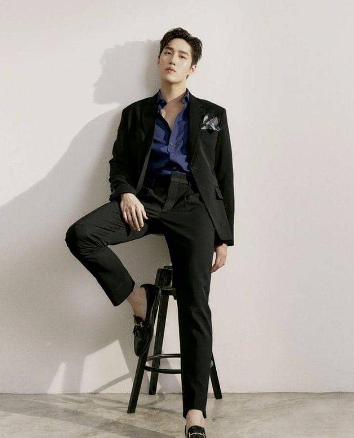 black outfit ala Lee Thanapob (instagram.com/thanapob_lee)