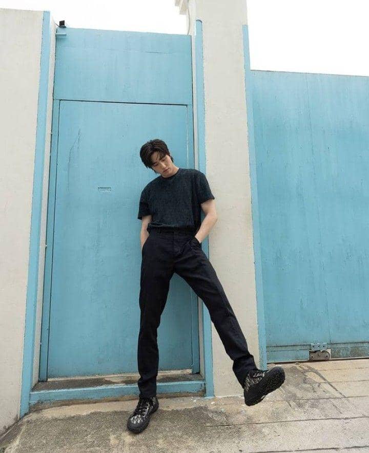 black outfit ala Lee Thanapob (instagram.com/thanapob_lee)