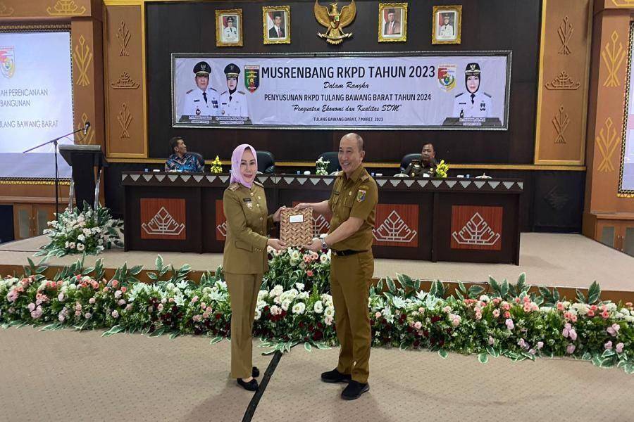 Penjabat (Pj) Bupati Tulang Bawang Barat Zaidirina (kiri) dan Kepala Bappeda Provinsi Lampung Mulyadi Irsan (IDN Times/Istimewa)