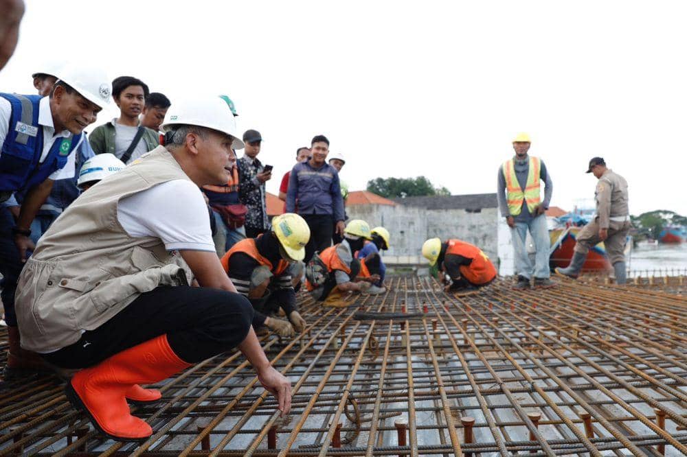 Gubernur Jateng Ganjar Pranowo saat mengecrl kondisi Jembatan Juwana Pati. (IDN Times/Dok Humas Pemprov Jateng)