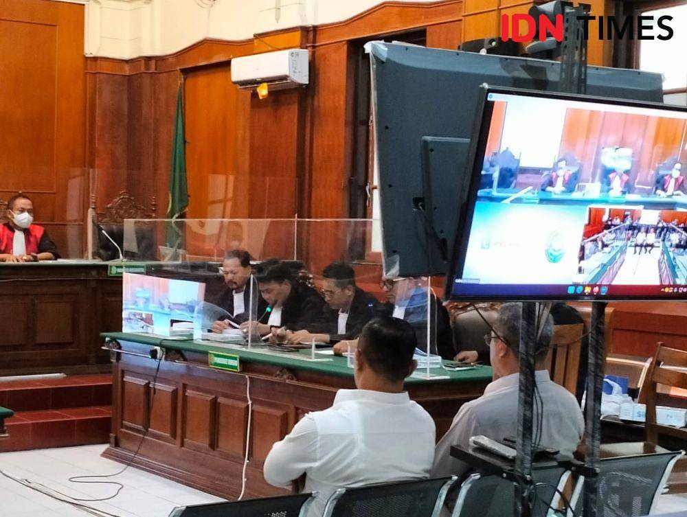 Sidang Kanjuruhan dua terdakwa Kanjuruhan, Abdul Haris dan Suko Sutrisno. (IDN Times/Khusnul Hasana).