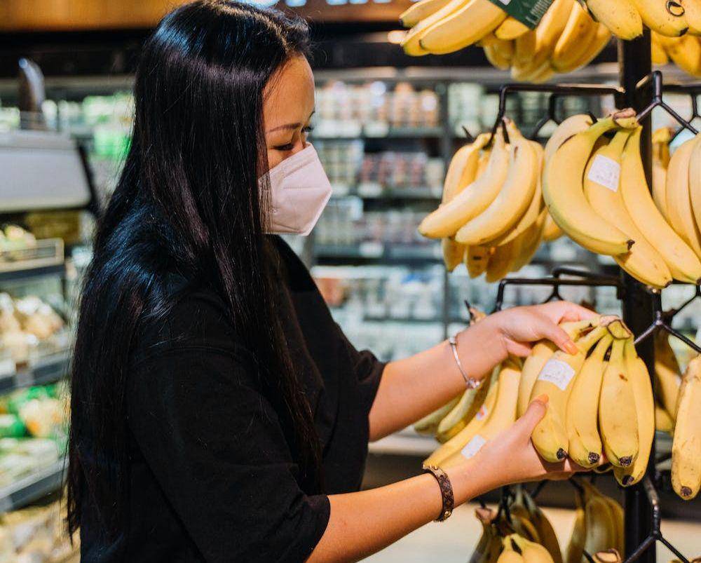Ilustrasi memilih pisang (pexels.com/id-id/@anntarazevich/)