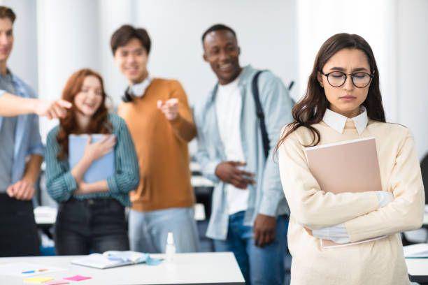 Ilustrasi bergosip (istockphoto.com/Prostock-Studio)