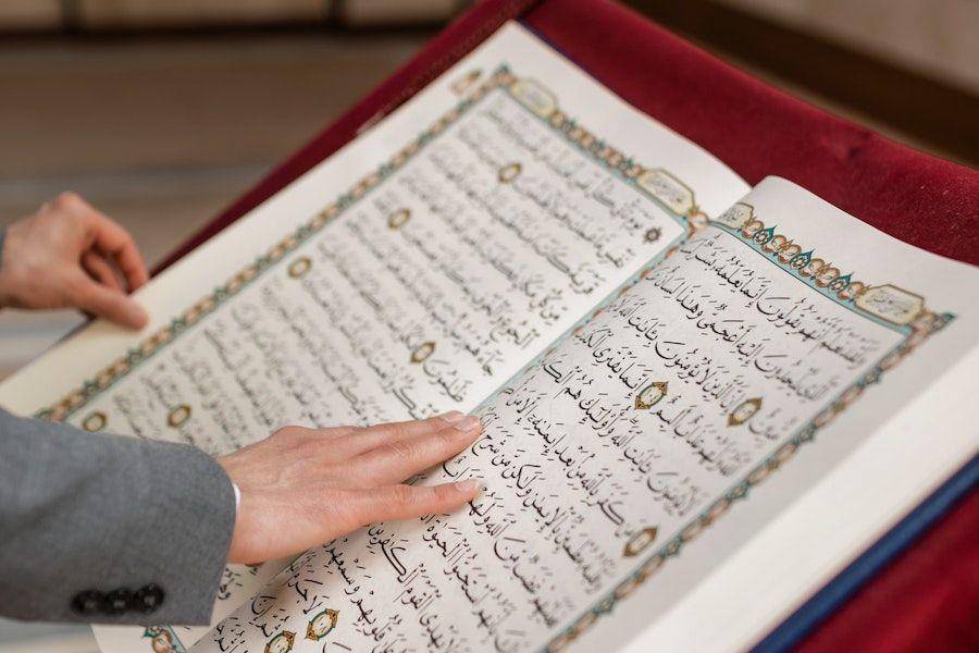 Ilustrasi Al-Qur'an (Pexels.com/Alena Darmel)