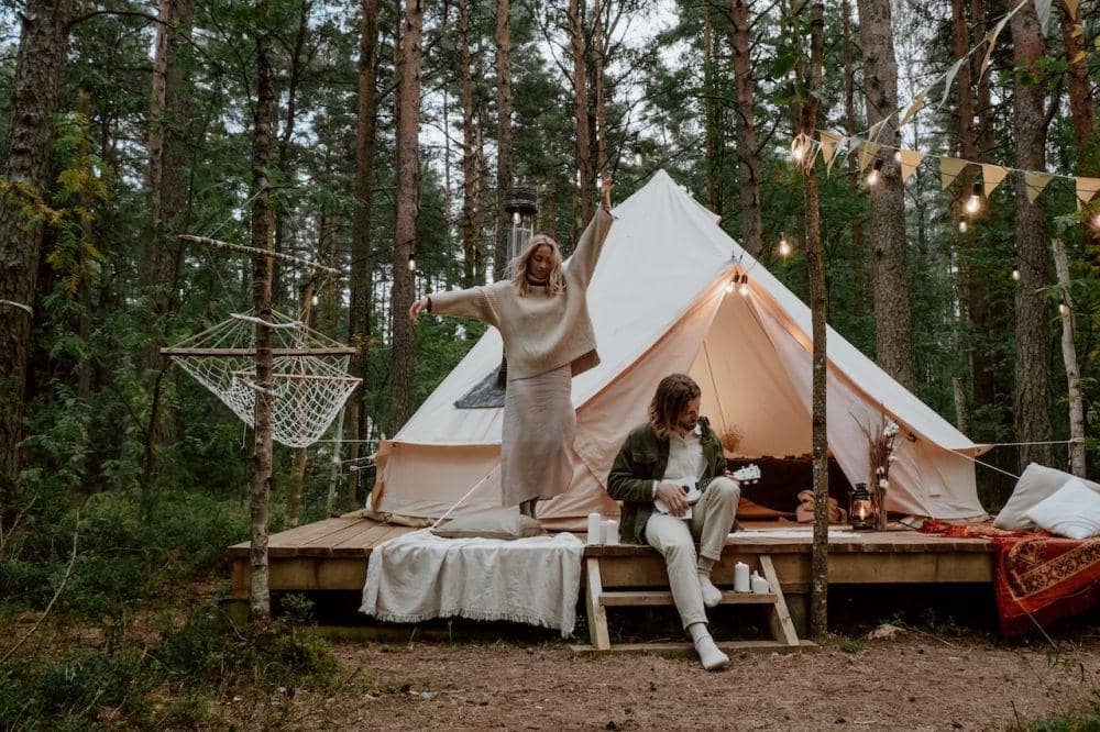 ilustrasi glamping (pexels.com/cottonbro studio)