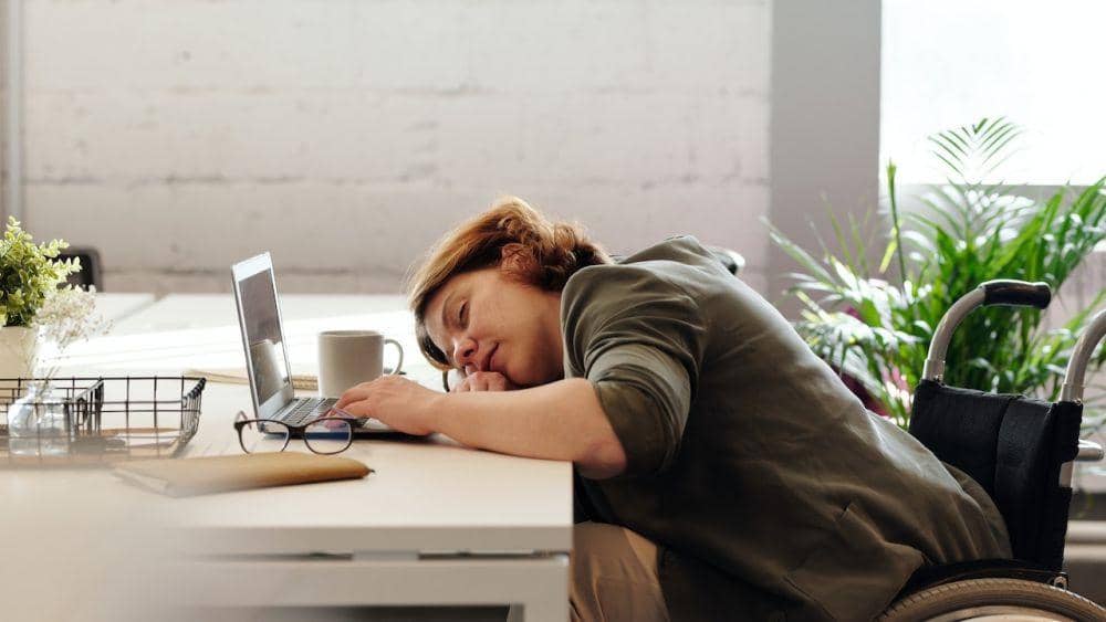 ilustrasi wanita tidur saat bekerja (pexels.com/marcus aurelius)