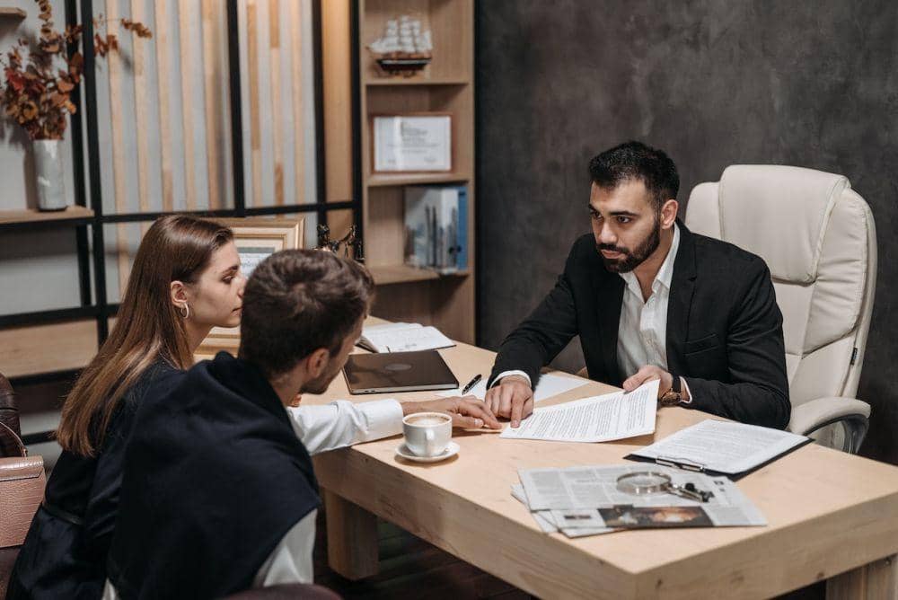 ilustrasi meeting dengan klien (pexels.com/pavel danilyuk)