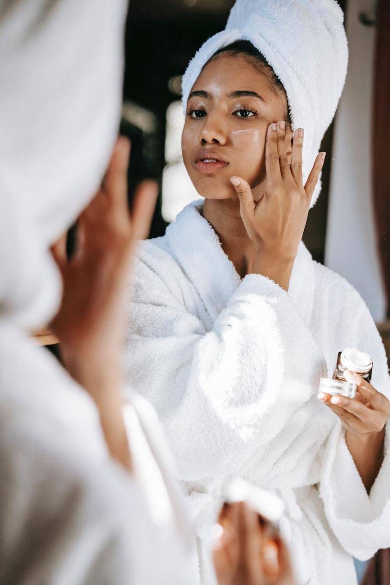 ilustrasi mengaplikasikan moisturizer (pexels.com/Sora Shimazaki)