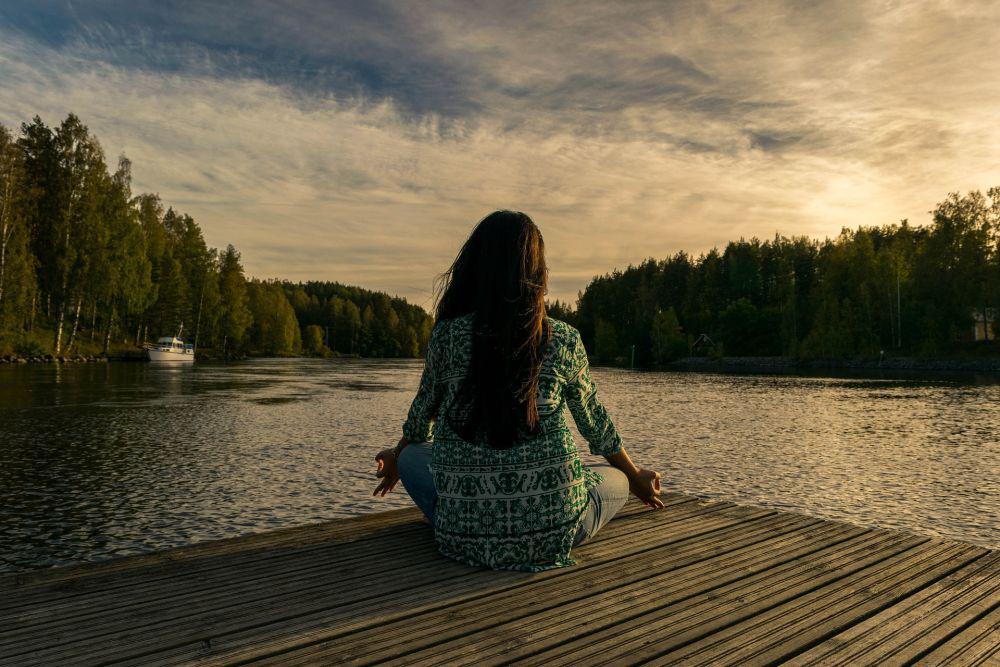 Meditasi Pinggir Danau (Pixabay/Leninscape)
