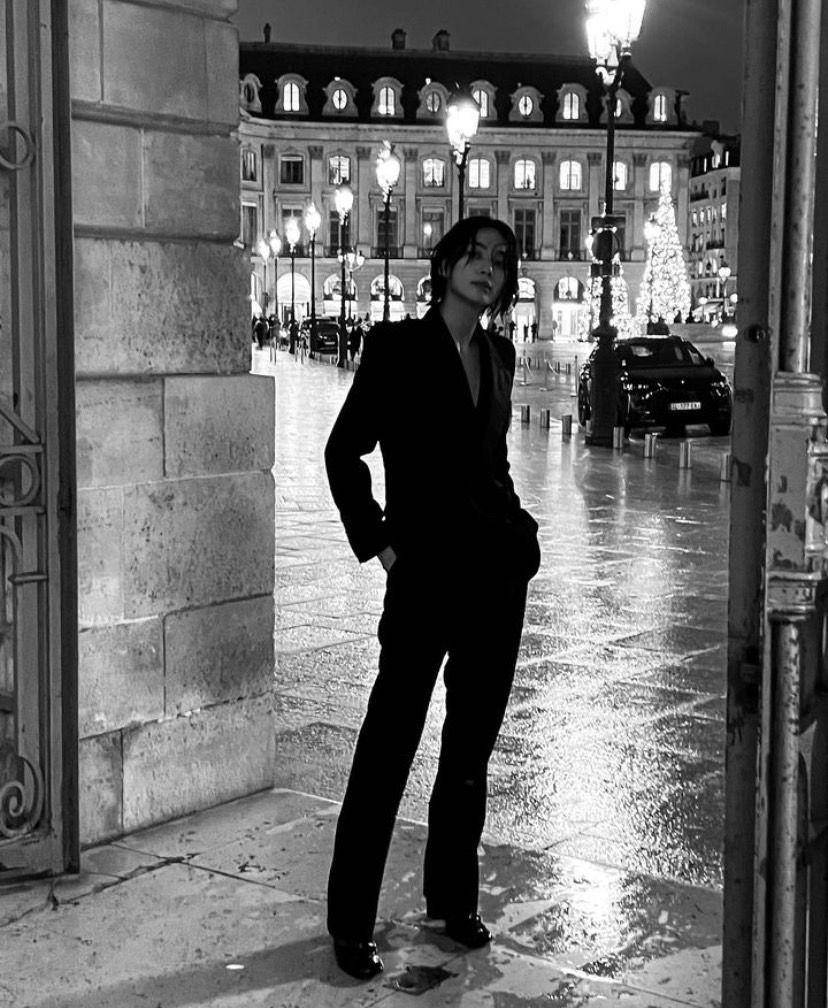 potret Jeonghan di Paris Fashion Week 2023 (instagram.com/jeonghaniyoo_n)