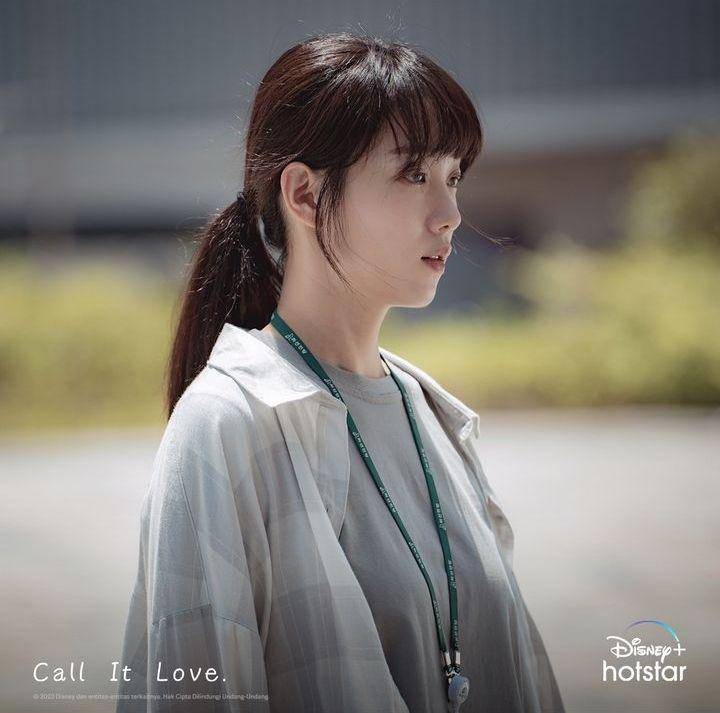 Lee Sung Kyung di drama Call It Love (instagram.com/disneyplushotstarid)
