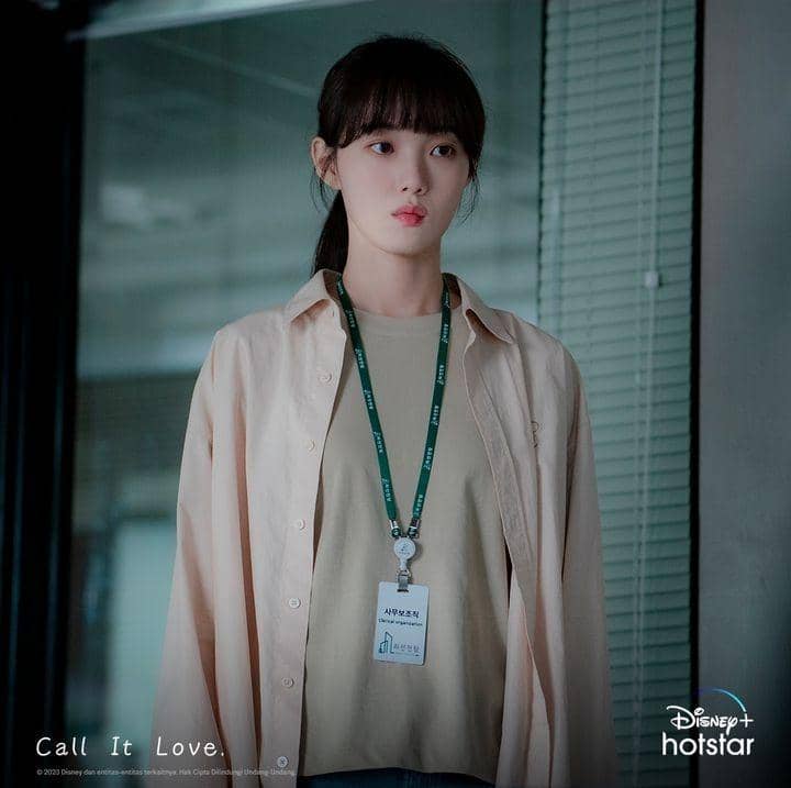 Lee Sung Kyung di drama Call It Love (instagram.com/disneyplushotstarid)