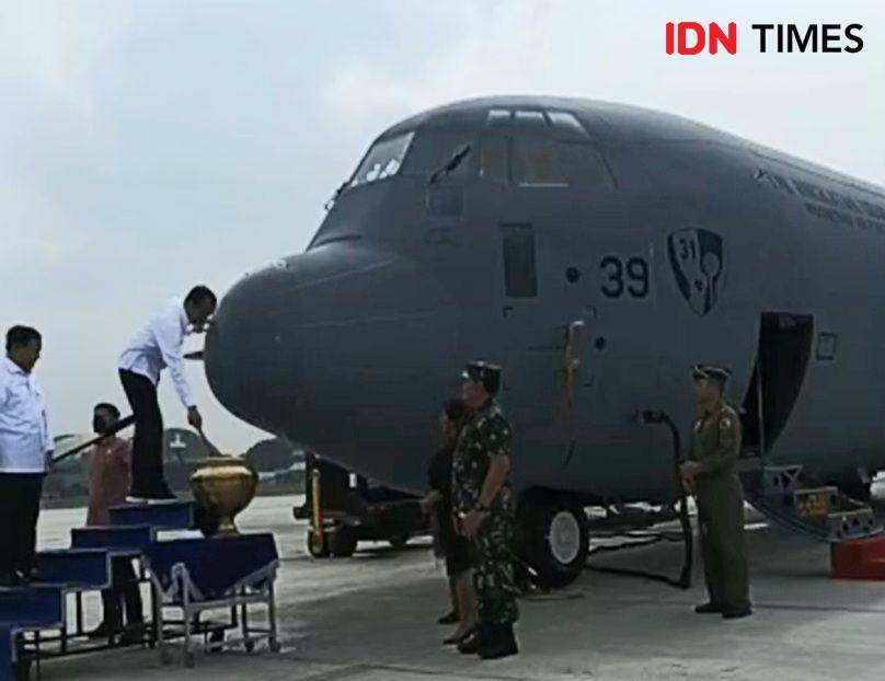 Presiden Joko "Jokowi" Widodo resmikan operasi pesawat Super Hercules C-130J di Halim Perdanakusuma, Jakarta Timur. (IDN Times/Santi Dewi)