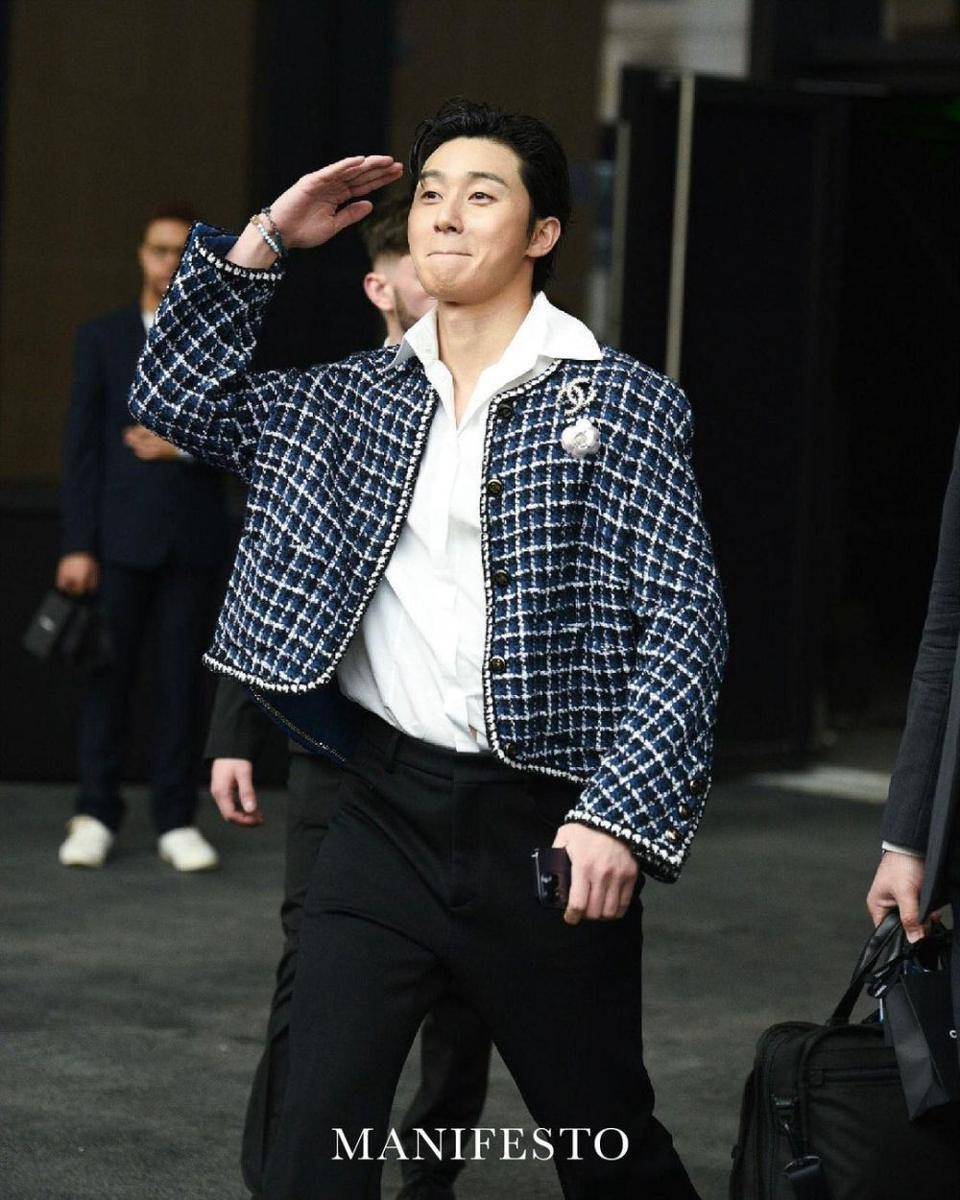 Park Seo Joon di Paris Fashion Week 2023 (instagram.com/manifesto)