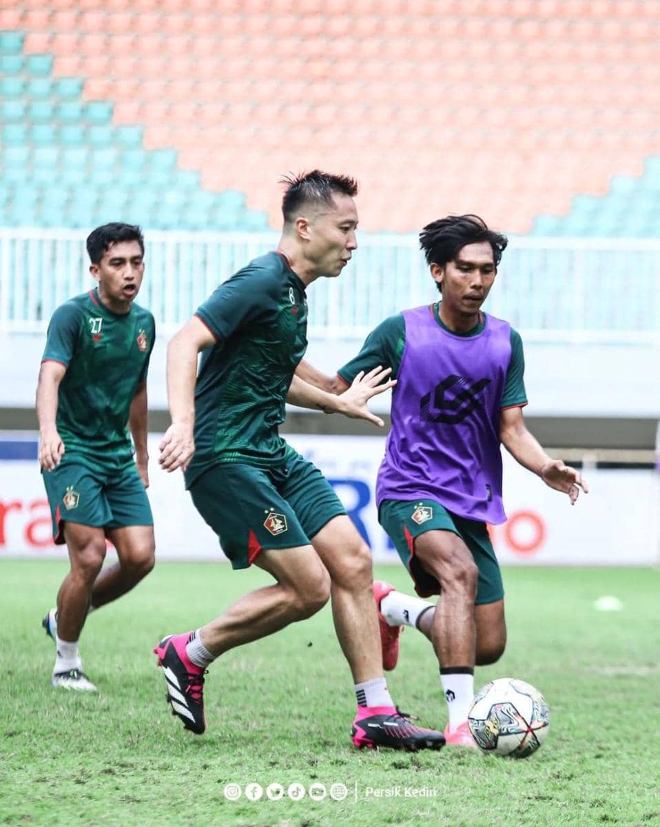 Pemain Persik Kediri saat berlatih. Instagram.com/@persikfcofficial